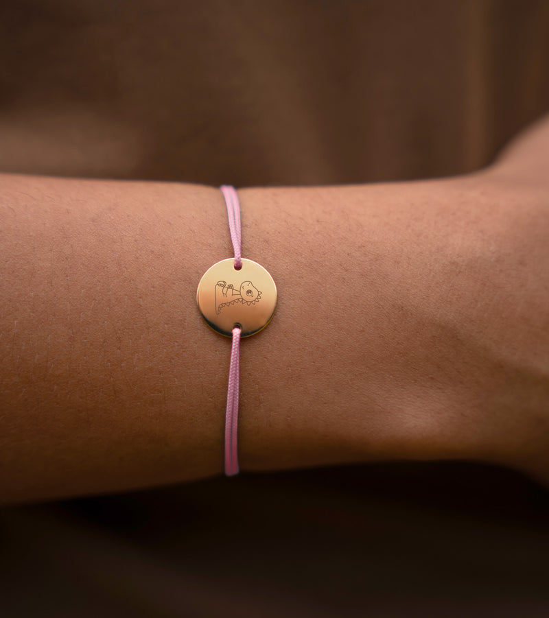 Médaille à deux trous en plaquée or 15mm sur bracelet personnalisé avec cordon rose