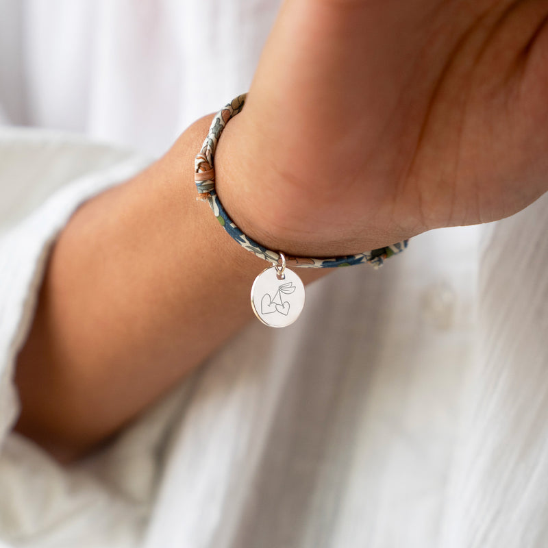 Bracelet personnalisé en argent avec une médaille de 15mm sur un lien Liberty lilas.