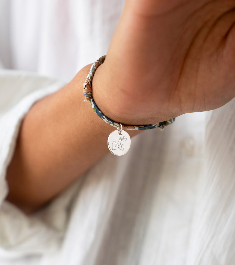 Bracelet personnalisé en argent avec une médaille de 15mm sur un lien Liberty lilas.
