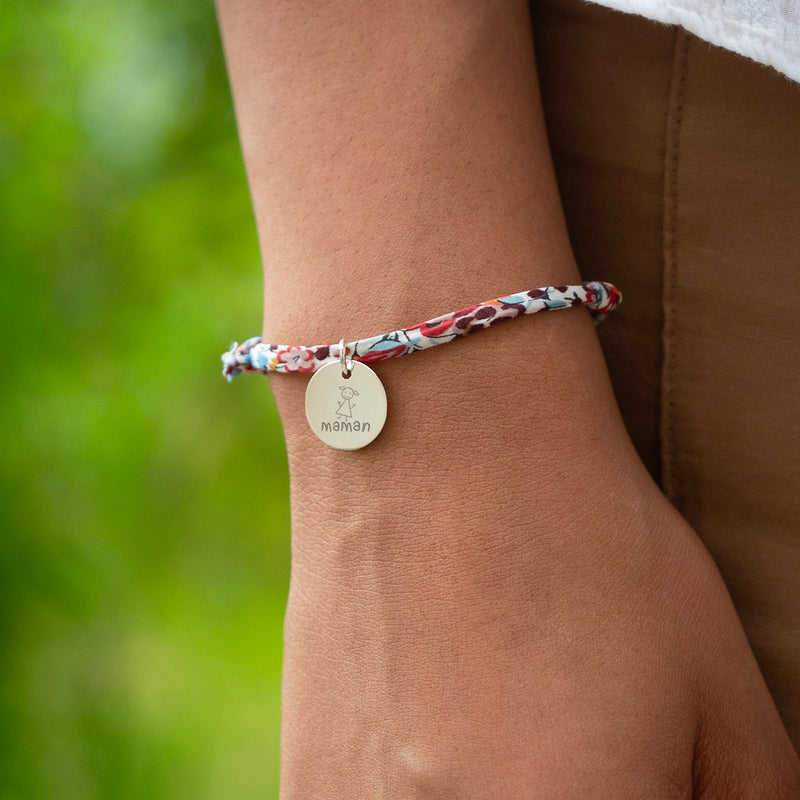 Bracelet en argent avec une médaille de 15mm, associé à un Liberty Pavot.