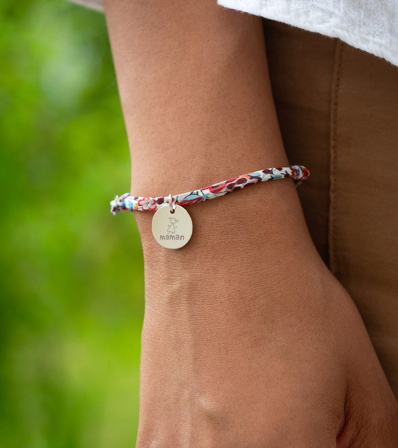 Bracelet en argent avec une médaille de 15mm, associé à un Liberty Pavot.