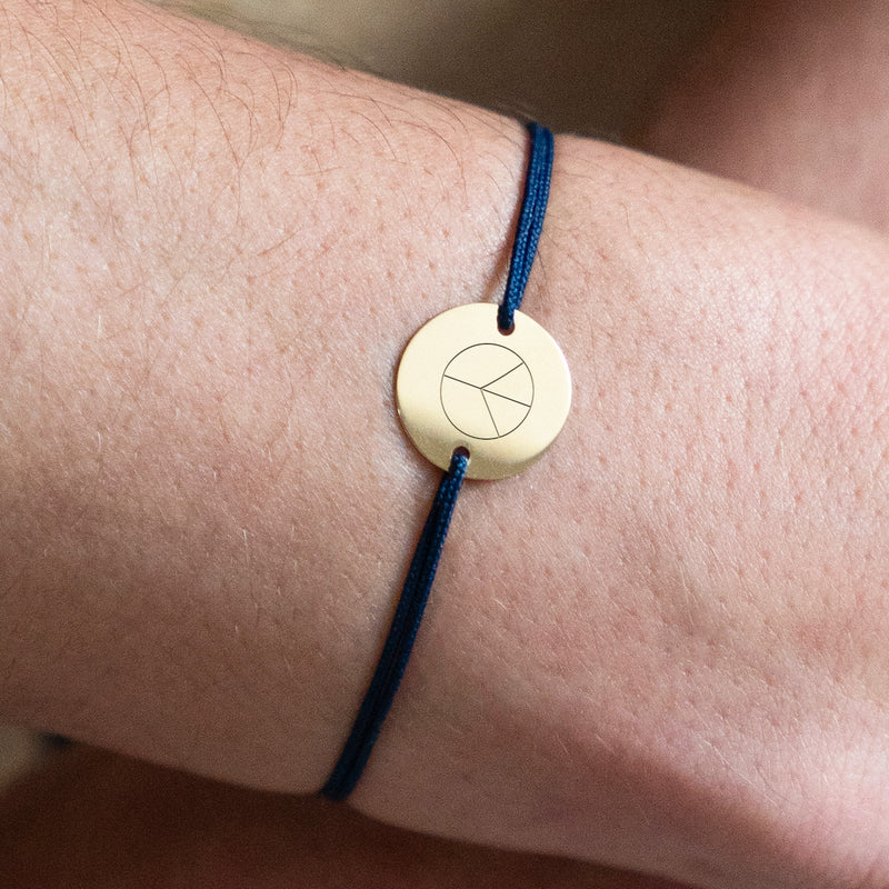 Médaille de 15mm en plaqué or, 2 trous, sur un bracelet personnalisé, cordon bleu marine.