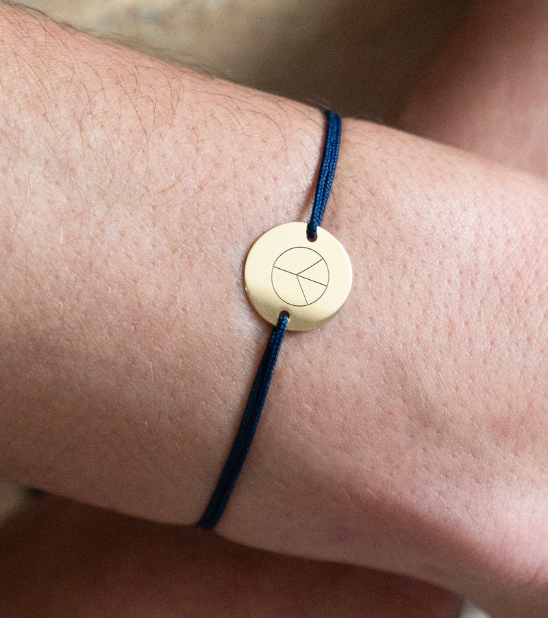 Médaille de 15mm en plaqué or, 2 trous, sur un bracelet personnalisé, cordon bleu marine.