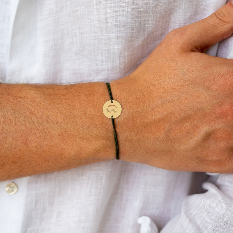 bracelet personnalisé en plaqué or avec sa médaille de 15mm à deux trous, agrémenté d'un cordon kaki