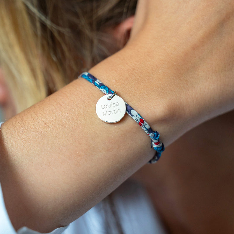 Bracelet personnalisé en argent, avec une médaille de 15mm, lié à du Liberty iris.