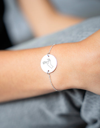Bracelet avec médaille personnalisée 20mm et argent, agrémenté de deux trous pour chaine maille.