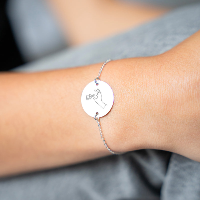 Bracelet avec médaille personnalisée 20mm et argent, agrémenté de deux trous pour chaine maille.