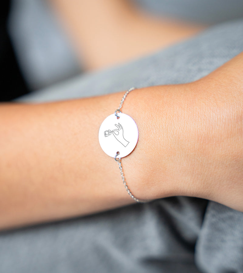 Bracelet avec médaille personnalisée 20mm et argent, agrémenté de deux trous pour chaine maille.