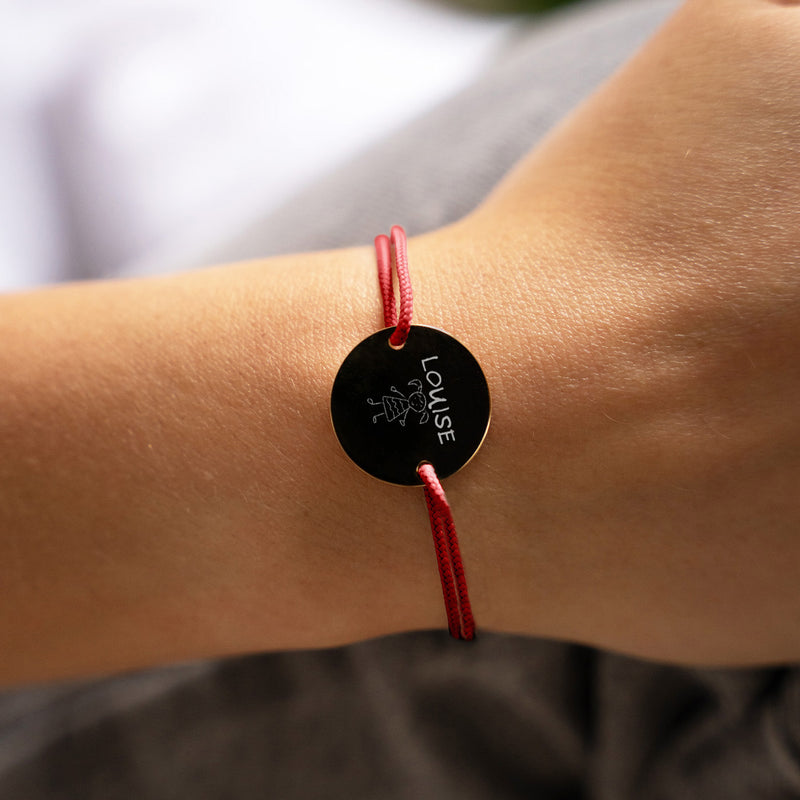 Bracelet médaille personnalisé en 20mm, avec deux trous en plaqué or et un cordon rouge.