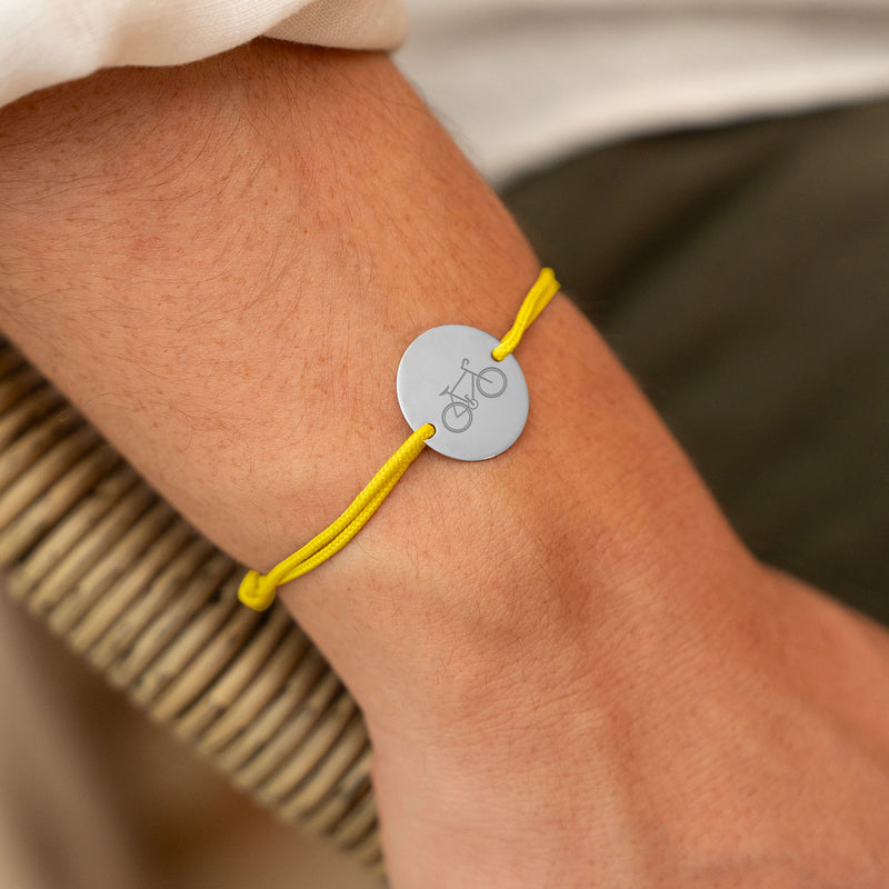Un bijou qui vous ressemble ! Bracelet personnalisé avec une médaille en argent et un cordon jaune éclatant. Gravez vos initiales ou un message spécial pour une touche personnelle.