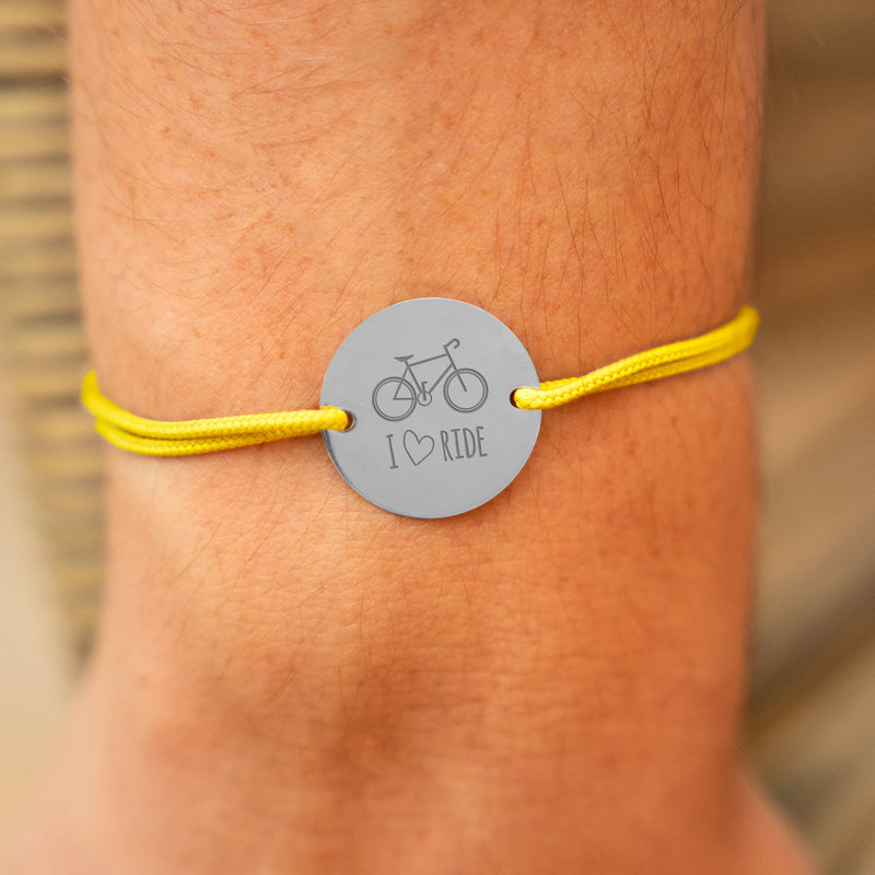 Ajoutez une touche de couleur à votre quotidien ! Médaille en argent 20 mm et cordon jaune lumineux, ce bracelet personnalisé est le détail tendance qui vous distingue.