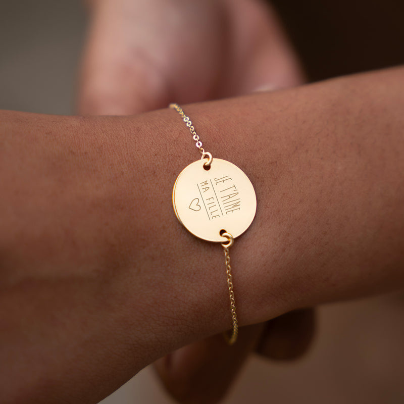 optez pour ce bracelet médaille personnalisé en 20mm, avec deux trous et une chaîne plate en plaqué or.
