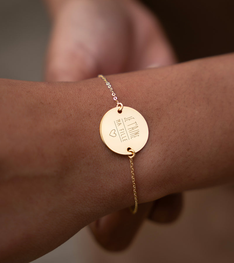 optez pour ce bracelet médaille personnalisé en 20mm, avec deux trous et une chaîne plate en plaqué or.