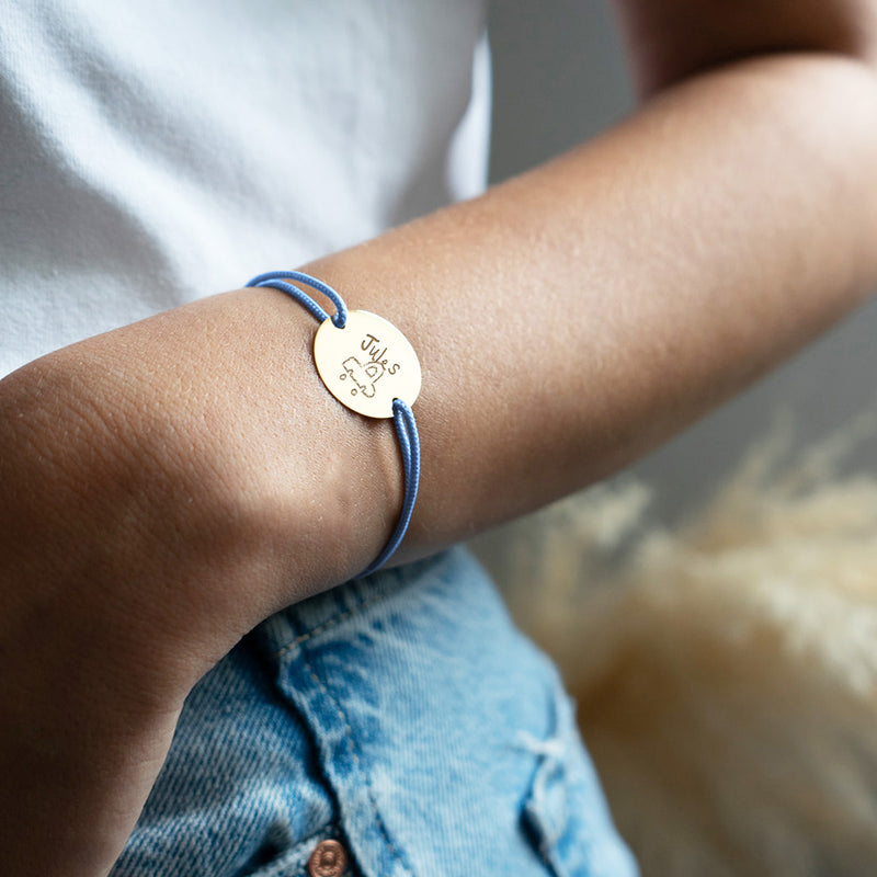 Pour ce bracelet médaille, personnalisation en 20mm, cordon bleu pastel et plaqué or sont de mise.