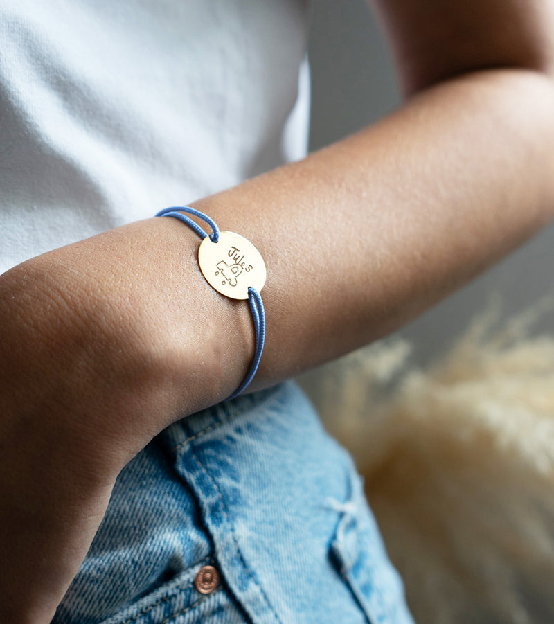 Pour ce bracelet médaille, personnalisation en 20mm, cordon bleu pastel et plaqué or sont de mise.