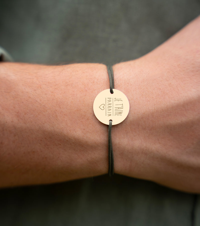 Doté de deux trous en plaqué or, ce bracelet médaille personnalisé en 20mm est assorti d'un cordon kaki.