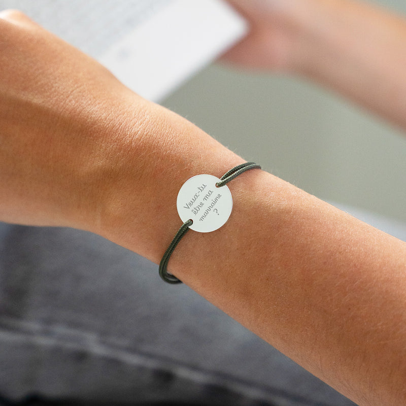 Avec sa médaille personnalisée 20mm, ce bracelet sur cordon kaki, deux trous argent, exprime votre originalité.