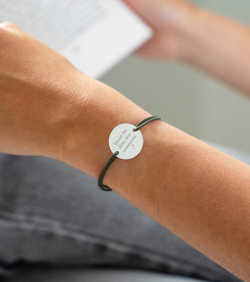 Avec sa médaille personnalisée 20mm, ce bracelet sur cordon kaki, deux trous argent, exprime votre originalité.