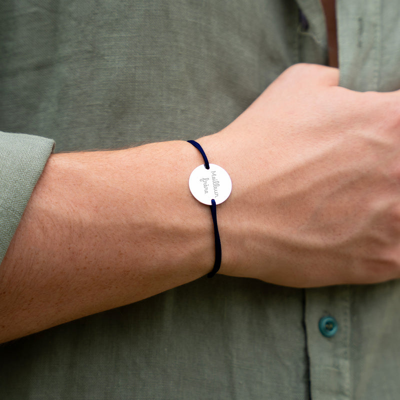 Orné d'une médaille, personnalisée en 20mm, ce bracelet comporte deux trous argent et un cordon bleu marine.