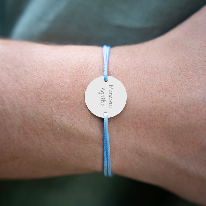 Arborez un bracelet unique : médaille en 20mm personnalisée, deux trous en plaqué argent, cordon bleu pastel.