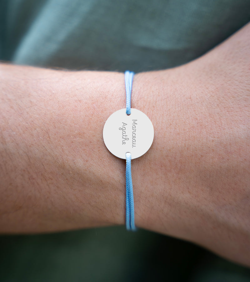 Arborez un bracelet unique : médaille en 20mm personnalisée, deux trous en plaqué argent, cordon bleu pastel.