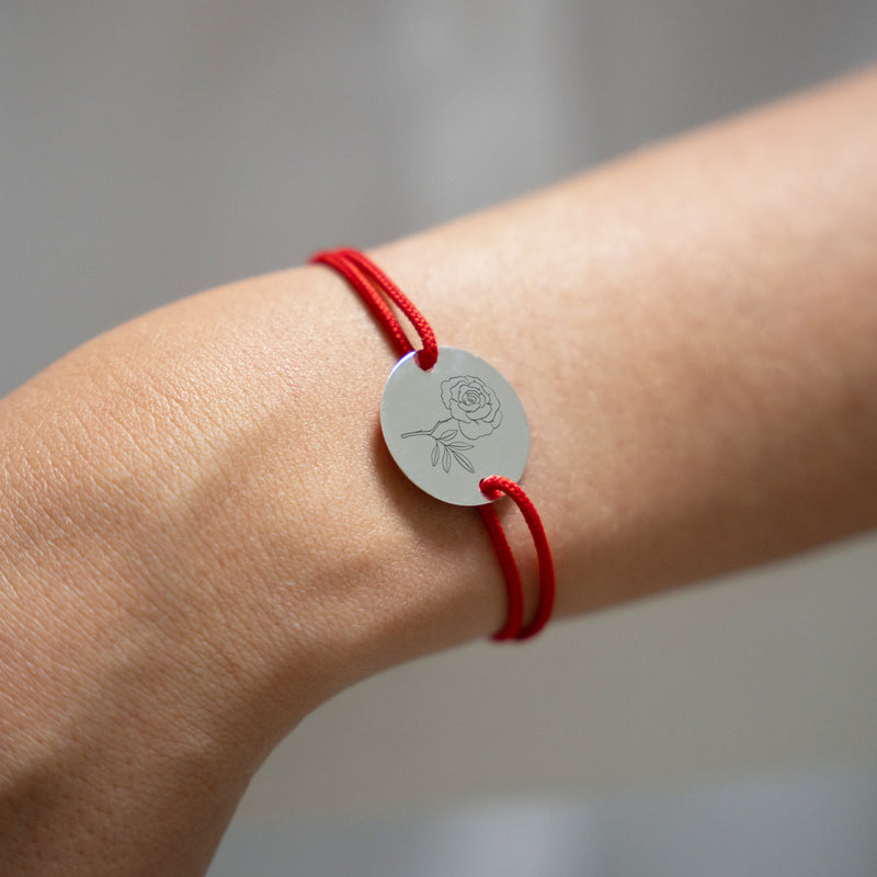 bracelet doté d'une médaille personnalisée en 20mm, deux trous plaqué argent, et d'un cordon rouge?