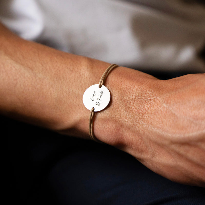 Un bracelet unique, médaille argentée 20mm, personnalisé, avec cordon beige et deux trous.