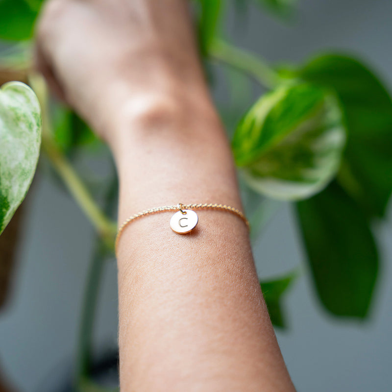 Accessoirisez votre style avec ce bracelet en plaqué or doté d'une délicate médaille de 10mm.