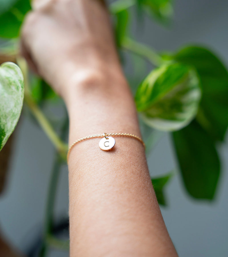 Accessoirisez votre style avec ce bracelet en plaqué or doté d'une délicate médaille de 10mm.