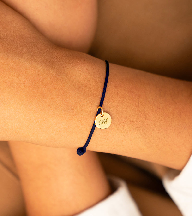Élégant bracelet personnalisé en médaille de 10mm, plaqué or, sur cordon bleu marine.