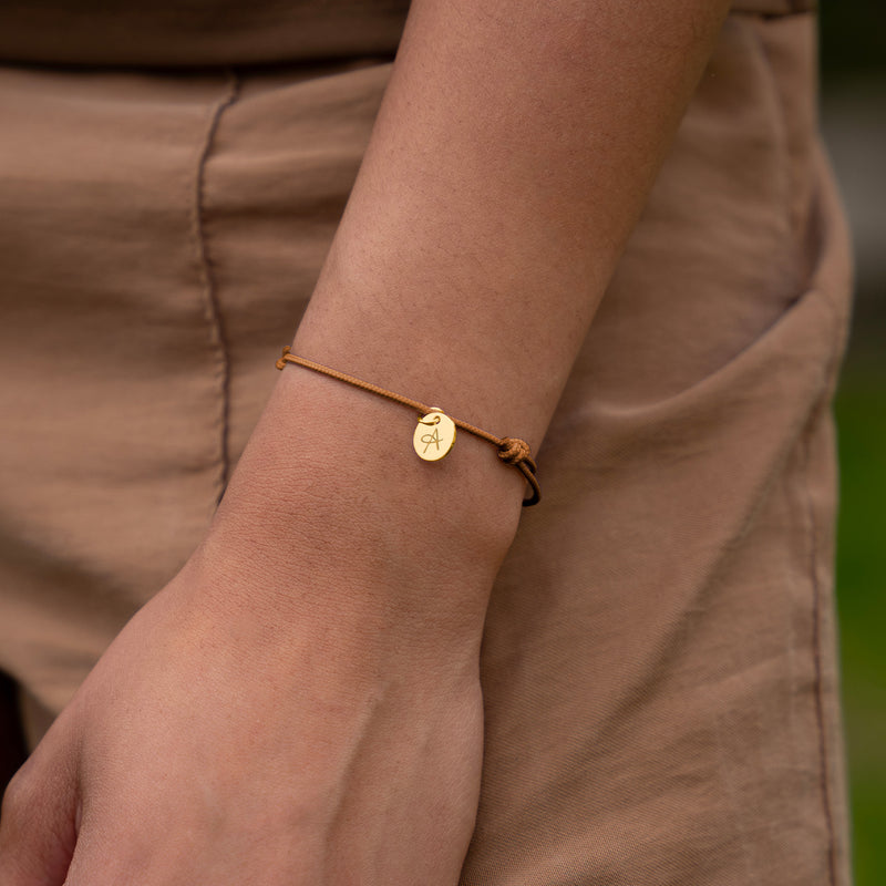 Bracelet en plaqué or avec médaille personnalisée sur cordon marron clair