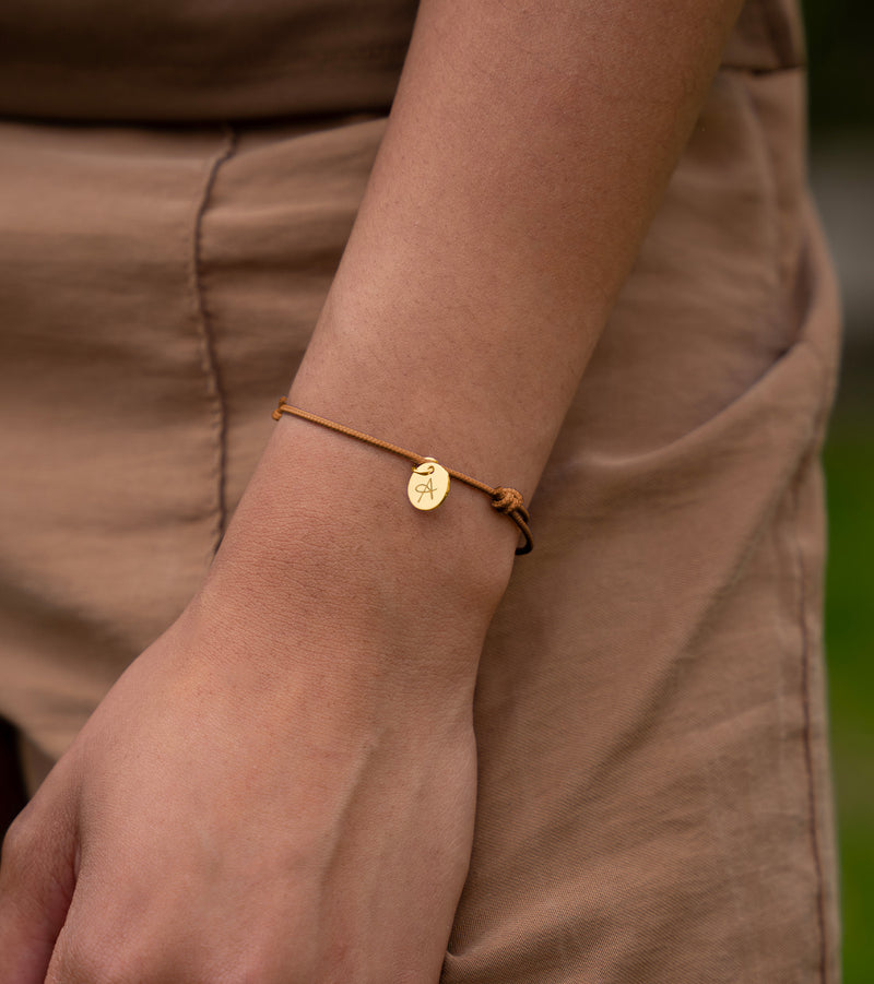 Bracelet en plaqué or avec médaille personnalisée sur cordon marron clair