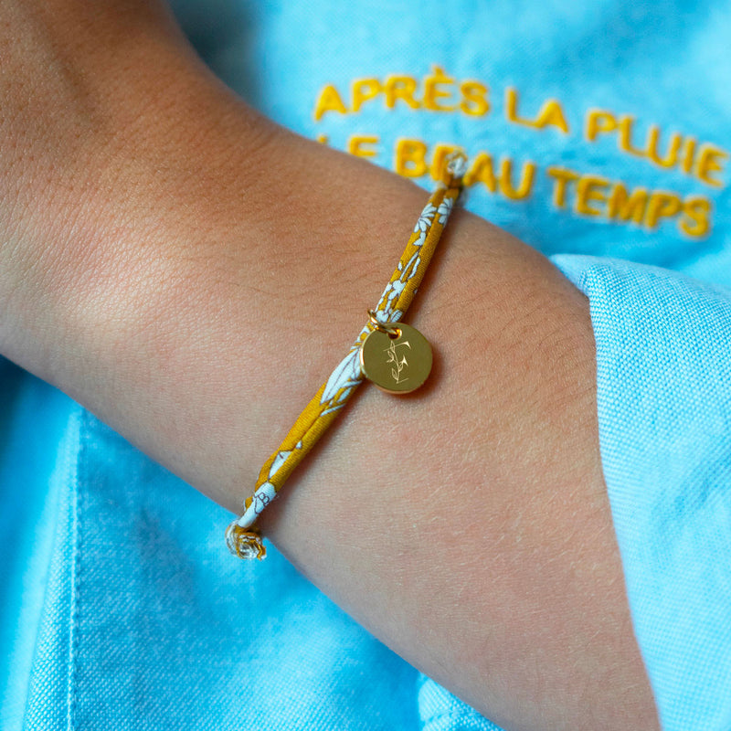 Bracelet plaqué or avec médaille 10mm, accentué par le Liberty Clivia.