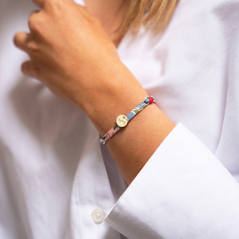 Bracelet avec médaille plaquée or de 10mm sur lien Liberty Hortensia. Une pièce sophistiquée pour sublimer votre poignet.