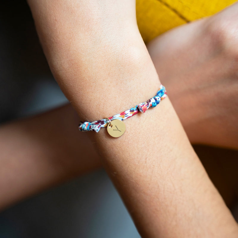 Bracelet en Liberty Pavot orné d'une médaille personnalisée plaquée or 10mm