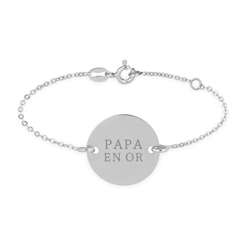 Un bracelet argenté brillant, orné d'une médaille personnalisée de 15mm. Ses deux trous permettent une fixation stable. La chaîne plate ajoute une touche de sophistication.