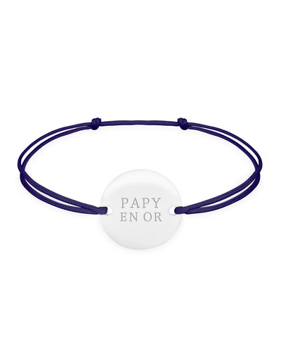 Bracelet en argent de 15mm avec deux trous, embelli d'une médaille personnalisée, agrémenté d'un cordon bleu marine.
