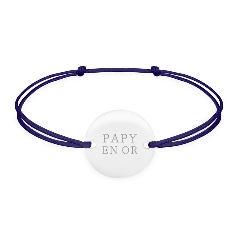 Bracelet en argent de 15mm avec deux trous, embelli d'une médaille personnalisée, agrémenté d'un cordon bleu marine.