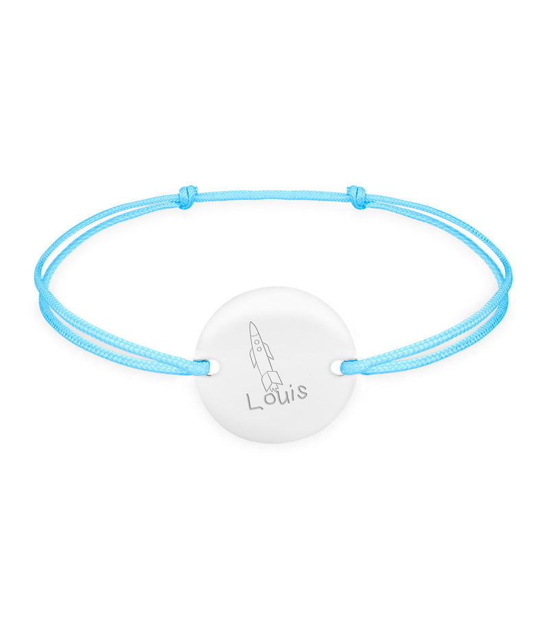 Un bracelet argenté à médaille personnalisée, orné de deux trous, se dresse fièrement sur un cordon bleu pastel.