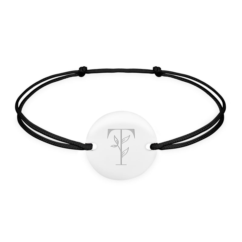 un bracelet en argent de 15mm avec une médaille personnalisée, montée sur un cordon noir équipé de deux trous