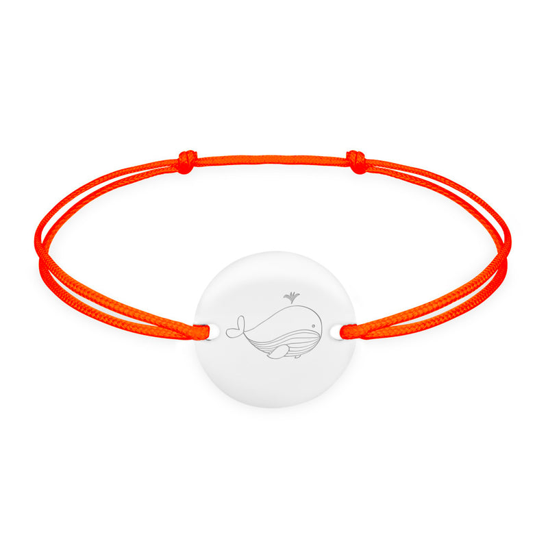 Un bracelet argenté avec une médaille personnalisée de 15mm et 2 trous, accompagné d'un cordon orange fluo.