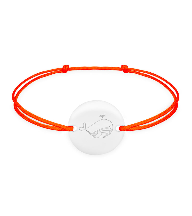 Un bracelet argenté avec une médaille personnalisée de 15mm et 2 trous, accompagné d'un cordon orange fluo.