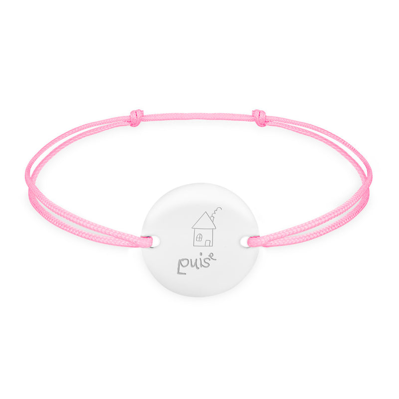Un bracelet argenté brillant, orné d'une médaille personnalisée de 15mm avec 2 trous, complété par un cordon rose délicat.
