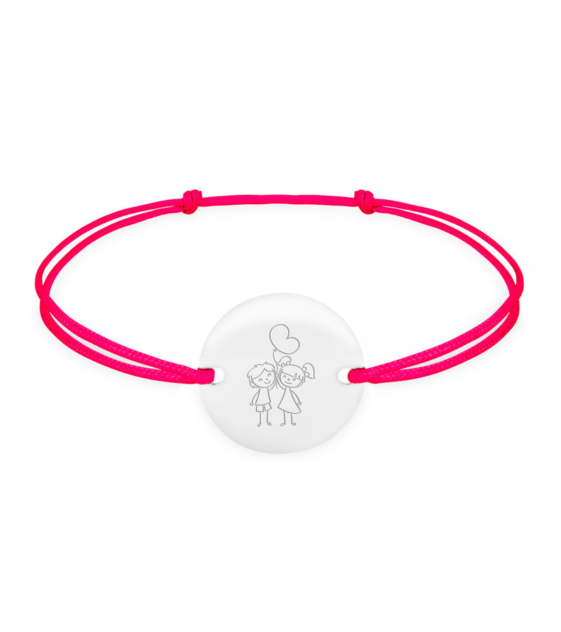 Bracelet en argent orné d'une médaille personnalisé 15mm avec deux trous et un cordon rose fuchsia, ajoutant une touche de sophistication à votre look quotidien.
