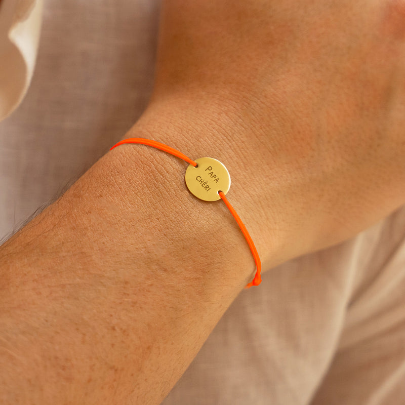 Bracelet Personnalisé doté d'une Médaille 15mm en Plaqué Or et d'un Cordon orange fluo.