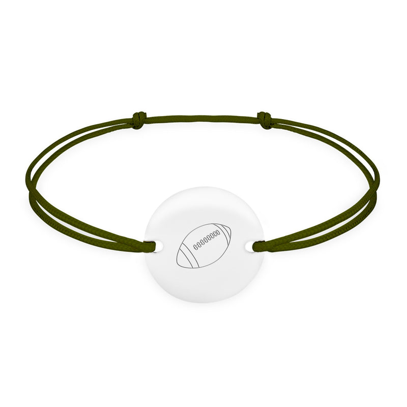 Bracelet argenté agrémenté d'une médaille personnalisée de 15mm et de deux trous uniques. Le cordon kaki rehausse l'élégance de ce bijou.