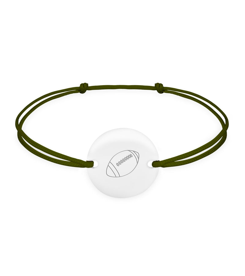 Bracelet argenté agrémenté d'une médaille personnalisée de 15mm et de deux trous uniques. Le cordon kaki rehausse l'élégance de ce bijou.