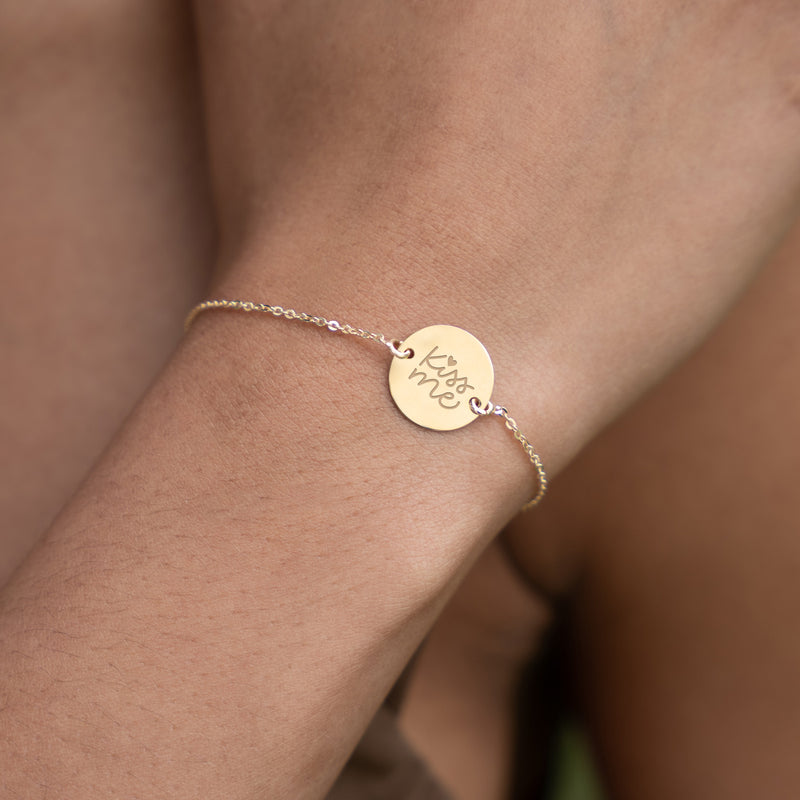 Bracelet délicat en plaqué or, agrémenté d'une médaille personnalisée de 15mm avec deux trous, se distingue par sa chaine plate.