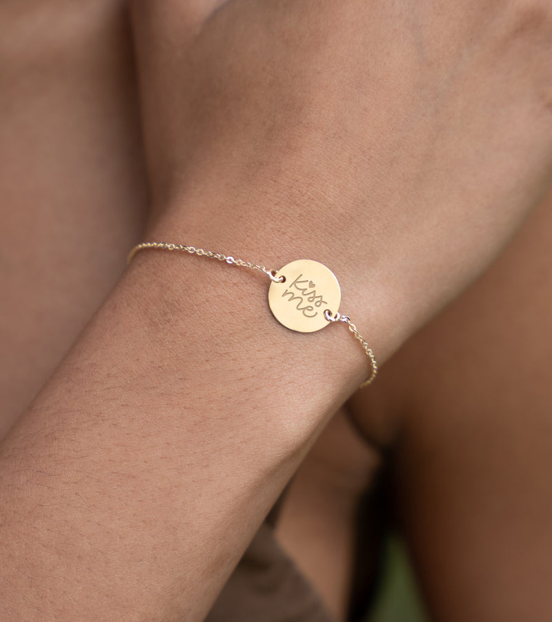 Bracelet délicat en plaqué or, agrémenté d'une médaille personnalisée de 15mm avec deux trous, se distingue par sa chaine plate.