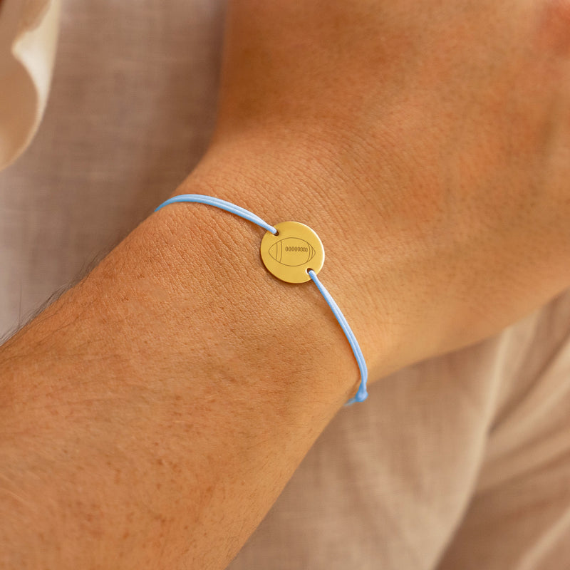 bracelet unique, avec médaille de 15mm, plaqué or, cordon bleu pastel et deux trous.